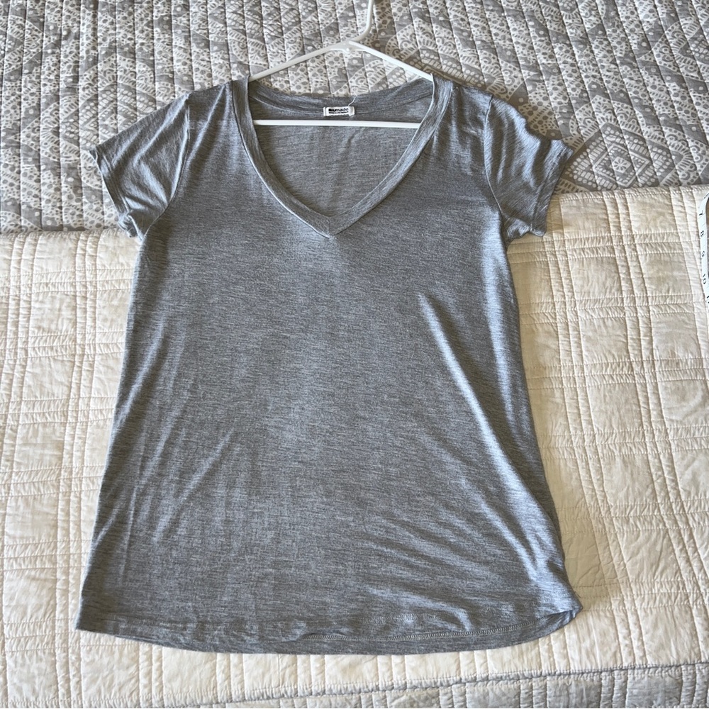 Gray t shirt gray v neck medium EUC